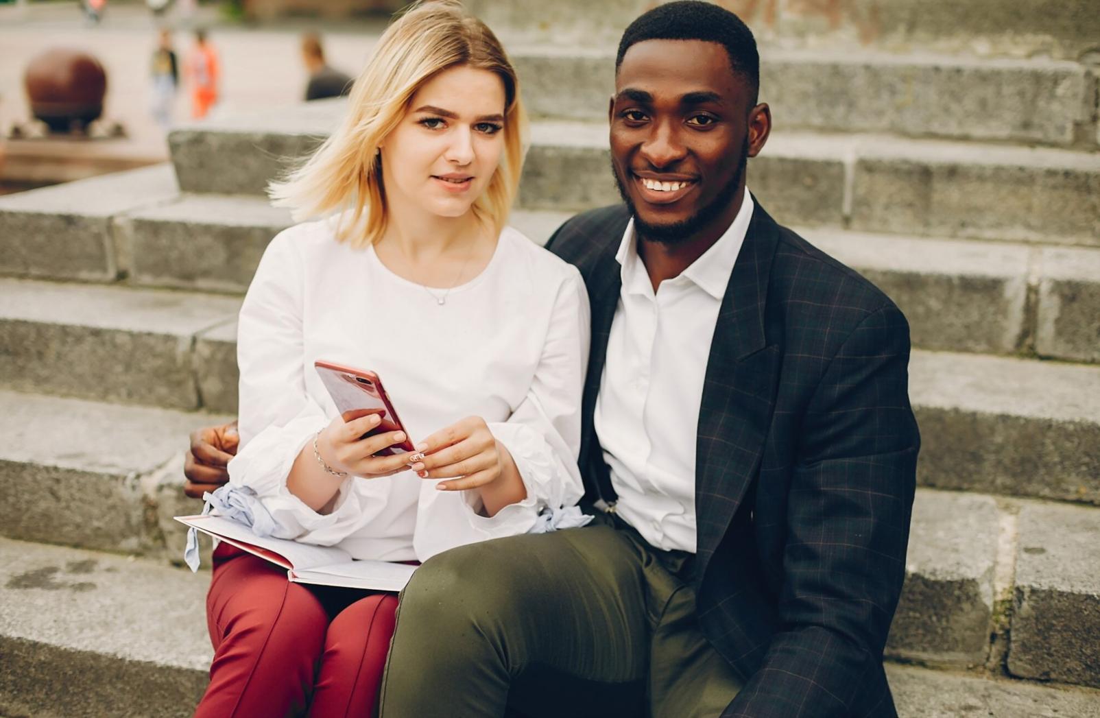 Espace de travail avec ordinateur et cahiers pour l'apprentissage entrepreneurial