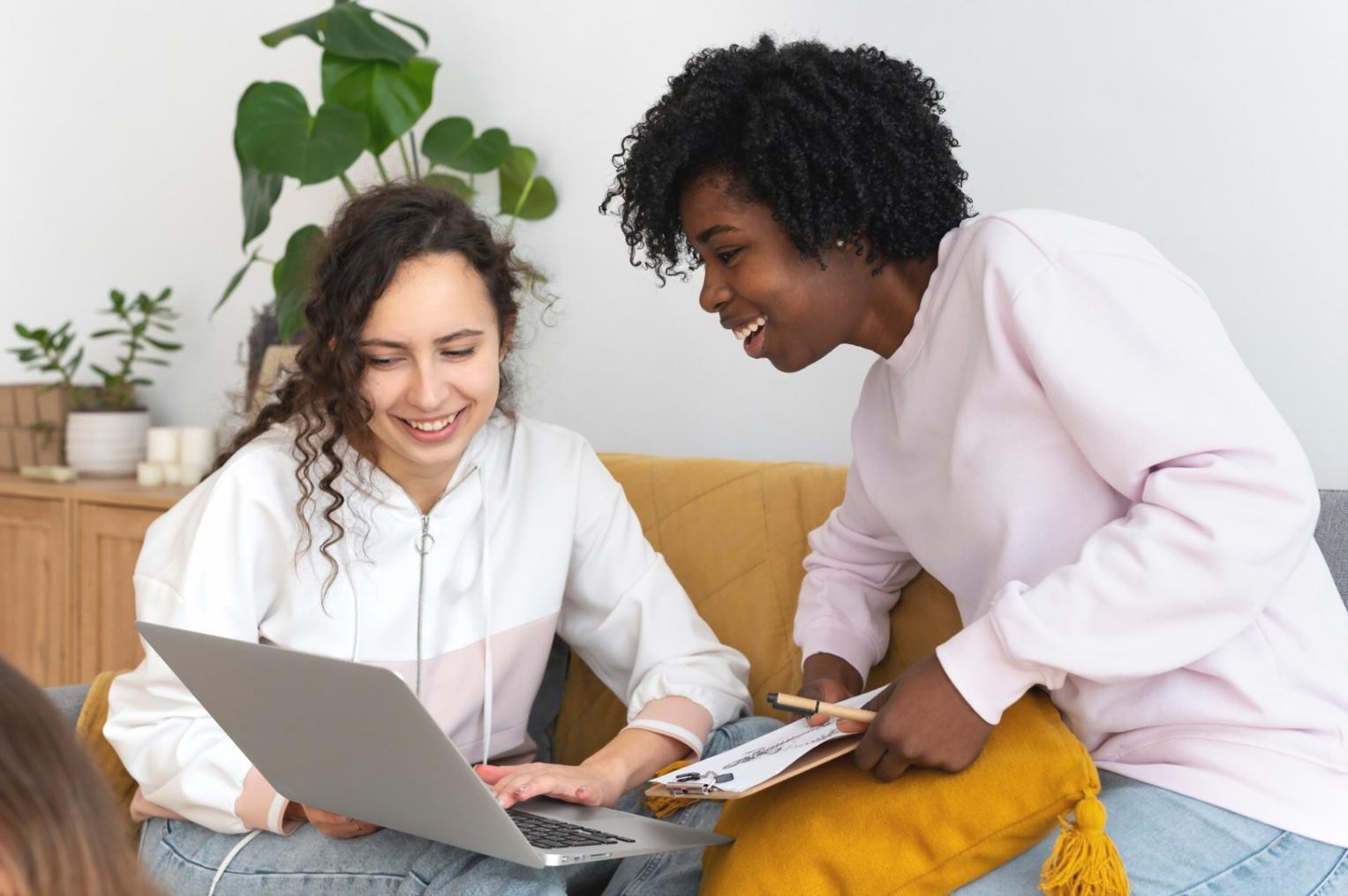Espace de travail organisé avec documents financiers et ordinateur portable